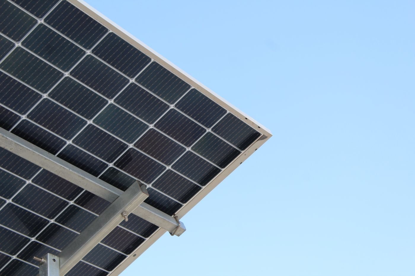 Panneaux solaires installés sur une toiture